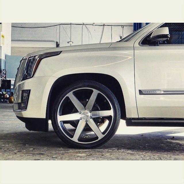 St. Nick’s White Caddy on 24’s ❄️