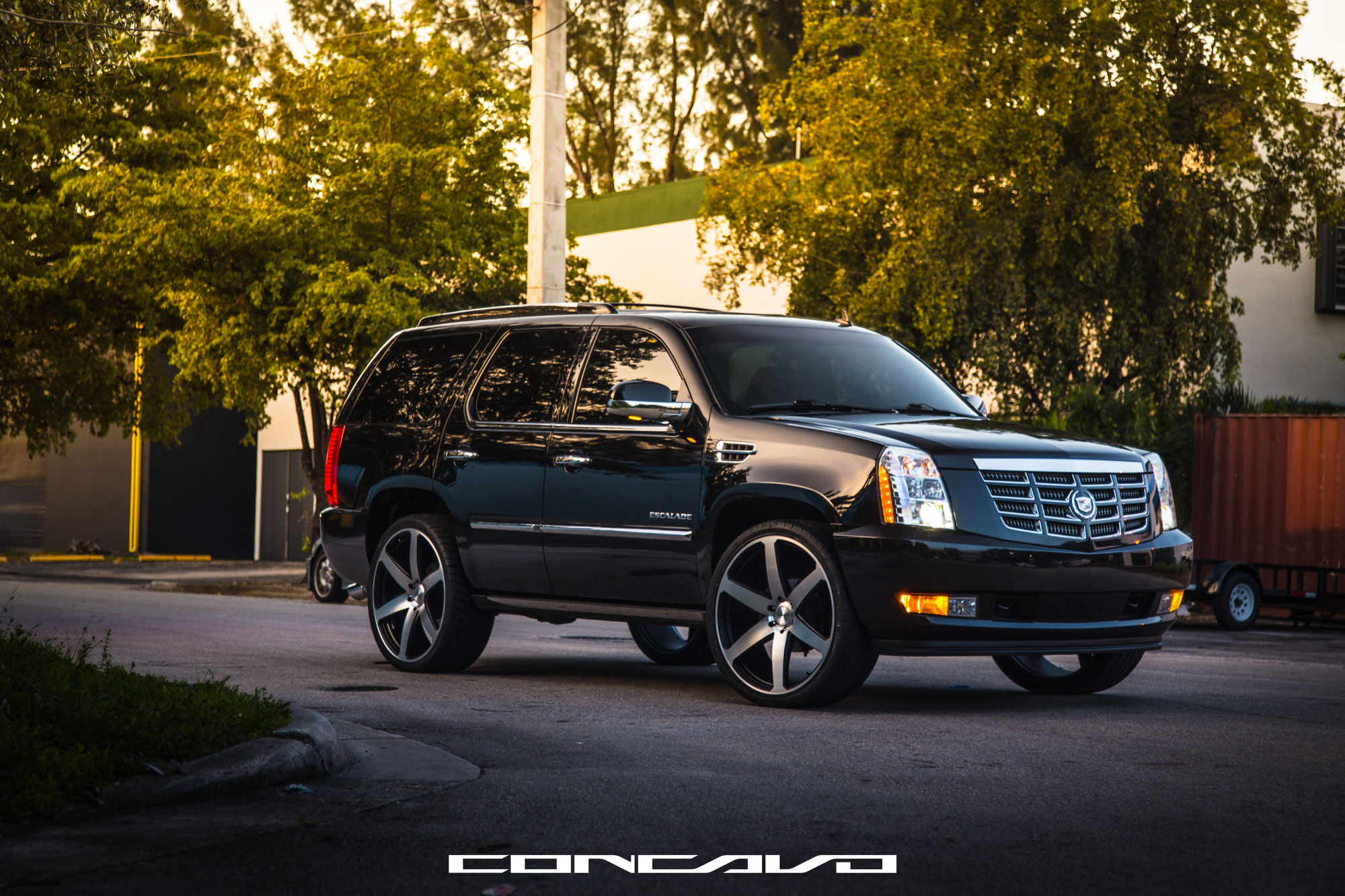 Диски на кадиллак эскалейд. Cadillac Escalade r24. Кадиллак Эскалейд черный. Cadillac Escalade 21. Cadillac Escalade Wheels Black.